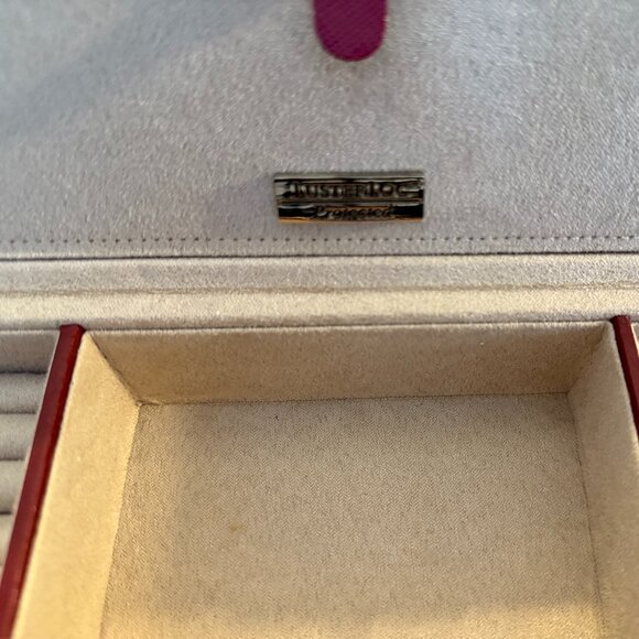 WOLF Leather Travel Boxes (2) Red and Cream lined with Luster Lock (Pre-Owned) - Picture 6 of 13